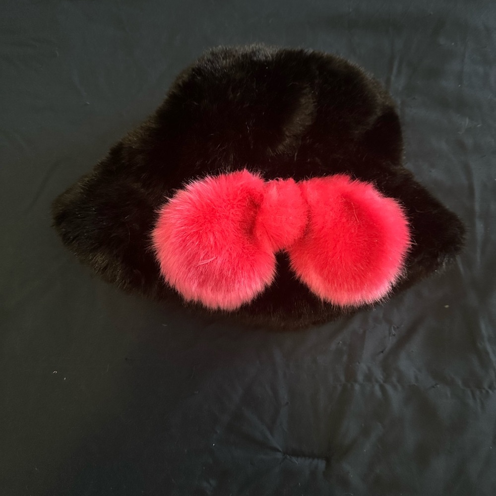 Kate Spade Chic oversized Black Fur Bucket Hat with Pink Bow